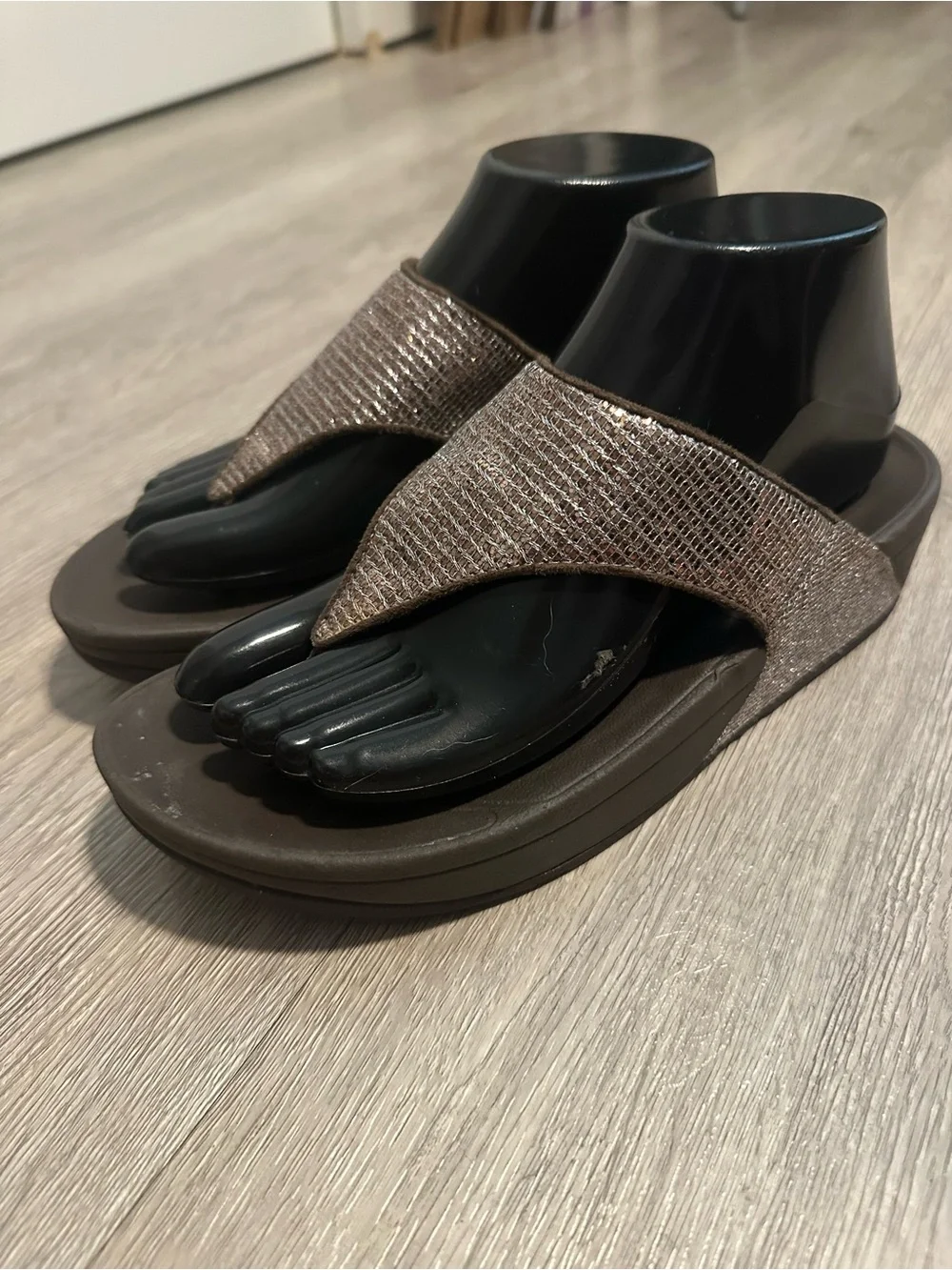 FitFlop Lulu Women's Bronze Sparkly Wedge Flip Flop Sandals Sz 7